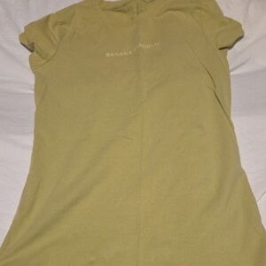 Banana Republic Light Olive Green Crewneck Tee🍀☘️🍀☘️